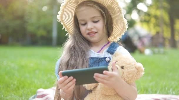 Glücklich Lächelndes Kindermädchen Mit Teddybär Spielzeug Das Sommer Draußen Mit — Stockvideo