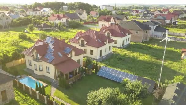 在屋顶和风力发电机组上安装太阳能电池板以生产清洁廉价电力的自治房屋的空中景观 — 图库视频影像