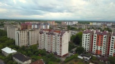 Yüksek apartmanlı şehir yerleşim alanının havadan görüntüsü.