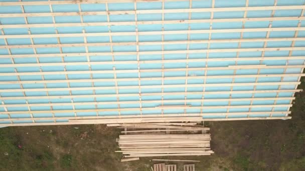 建筑中的带有木制屋架的砖房的空中景观 — 图库视频影像