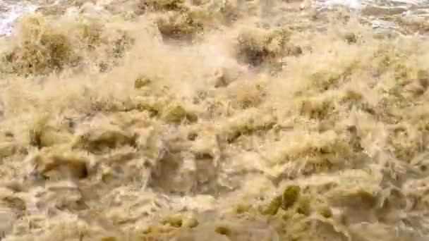 Vuil Water Van Modderige Rivier Tijdens Overstromingen Tijdens Hevige Regenval — Stockvideo