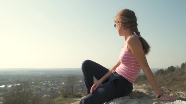Jovem Mulher Relaxada Sentada Livre Uma Grande Pedra Desfrutando Dia — Vídeo de Stock