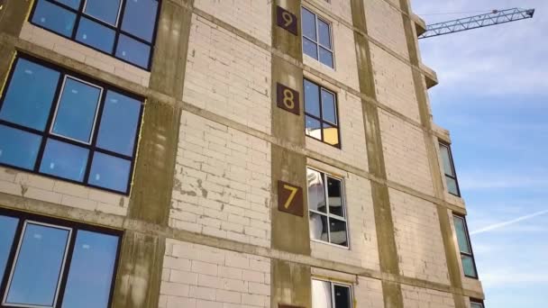 Lucht Uitzicht Hoge Residentiële Appartementencomplex Met Verdiepingen Nummers Muur Aanbouw — Stockvideo