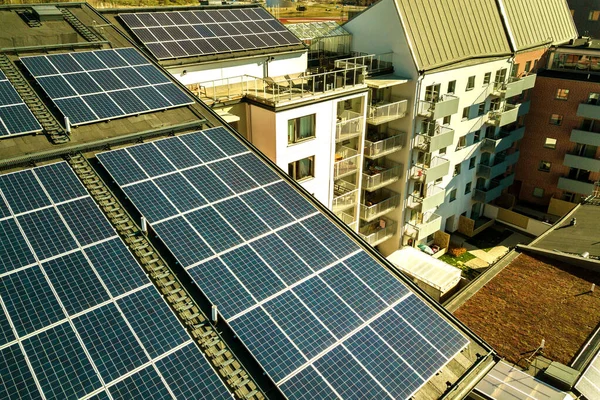 住宅の建物のブロックの屋根の上に太陽光発電パネルの空中ビューは クリーンな電気エネルギーを生成します 自律住宅の概念 — ストック写真