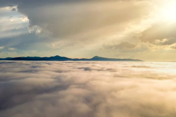 Vista Aérea Vibrante Puesta Sol Sobre Densas Nubes Blancas Con —  Fotos de Stock