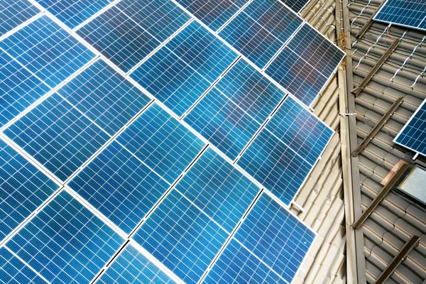 Primer Plano Una Casa Privada Con Paneles Solares Fotovoltaicos Para — Foto de Stock