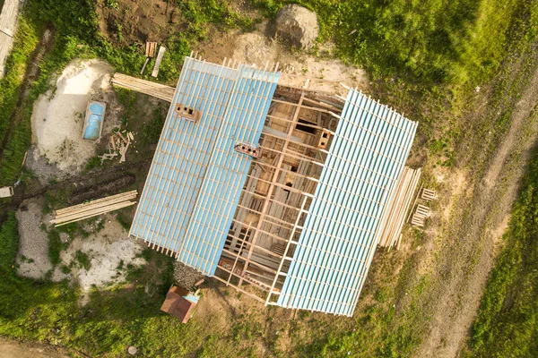 建筑中的带有木制屋架的砖房的空中景观 — 图库照片