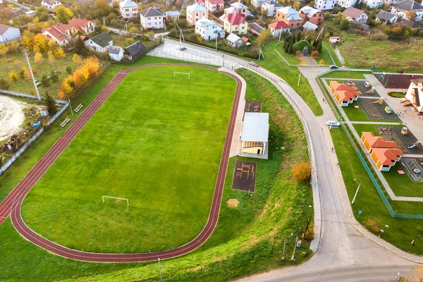 Αεροφωτογραφία Του Αθλητικού Σταδίου Κόκκινες Πίστες Και Πράσινο Γήπεδο Ποδοσφαίρου — Φωτογραφία Αρχείου