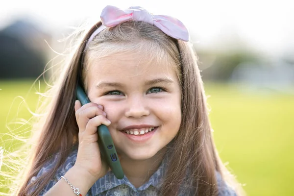 Gadis Kecil Yang Cukup Bahagia Berbicara Telepon Genggam Tersenyum Luar — Stok Foto