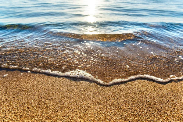 Close Pequenas Ondas Mar Com Água Azul Clara Sobre Praia — Fotografia de Stock