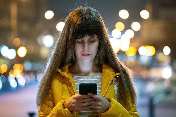 Молодая Красивая Женщина Просматривает Интернет Мобильном Телефоне Городской Улице Ночью — стоковое фото
