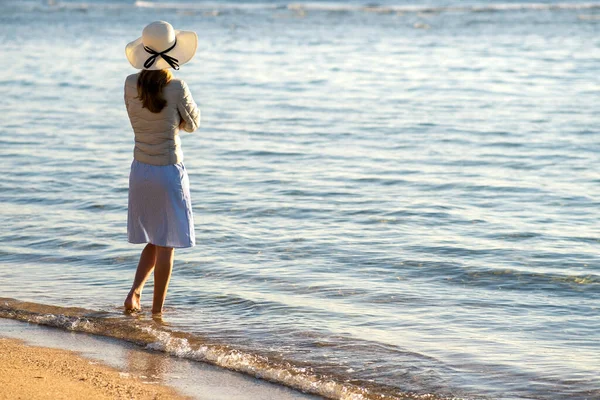 Giovane Donna Cappello Paglia Vestito Piedi Sola Sulla Spiaggia Sabbia — Foto Stock