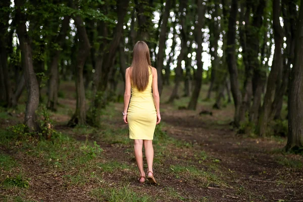 Vista Posterior Una Mujer Vestido Amarillo Pie Bosque Oscuro Malhumorado —  Fotos de Stock