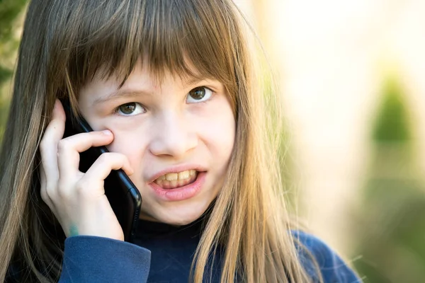머리를 휴대폰으로 얘기하는 아이의 스마트폰으로 토론하고 아이입니다 자녀들의 의사소통 — 스톡 사진