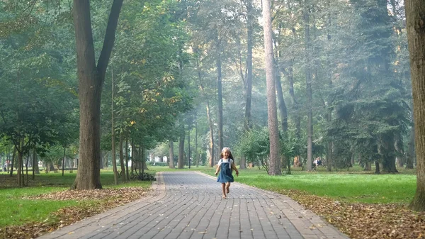 Счастливая Улыбающаяся Девочка Джинсовом Платье Бегущая Летнем Парке Тропинке — стоковое фото
