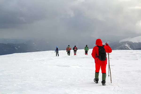 Vista Trasera Los Excursionistas Caminando Colina Cubierta Nieve Las Montañas —  Fotos de Stock