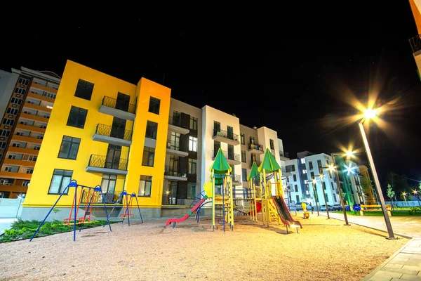 Gece Çocuk Parkı Apartmanlar Arasındaki Yerleşim Bölgesi Avlusunda — Stok fotoğraf