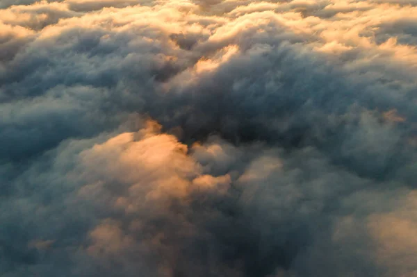 Flygfoto Över Ytan Vita Täta Moln Vid Solnedgången — Stockfoto