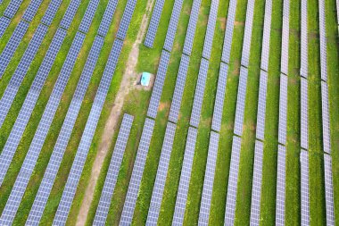 Yeşil alandaki güneş enerjisi santralinin havadan görüntüsü. Temiz ekolojik enerji üretmek için elektrik panelleri.