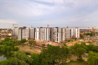 İnşaat halindeki yüksek apartmanlı şehir yerleşim alanının havadan görüntüsü.