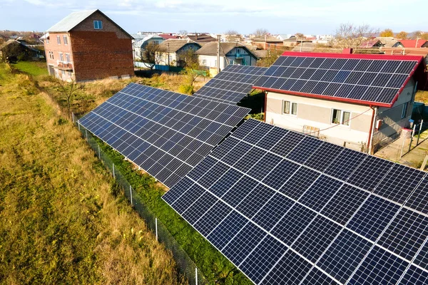 クリーンな電気を生成するための地上の太陽光発電パネルを持つ民家 自律的なホームコンセプト — ストック写真