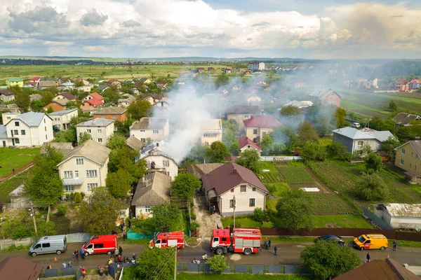 Vista Aérea Una Casa Llamas Con Llamas Naranjas Humo Blanco — Foto de Stock