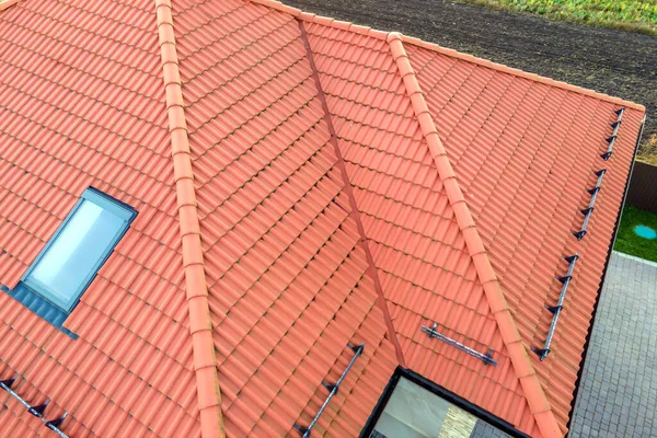 Sarı Kiremitli Tavan Arası Cam Pencereli Tuğladan Bir Çatı — Stok fotoğraf