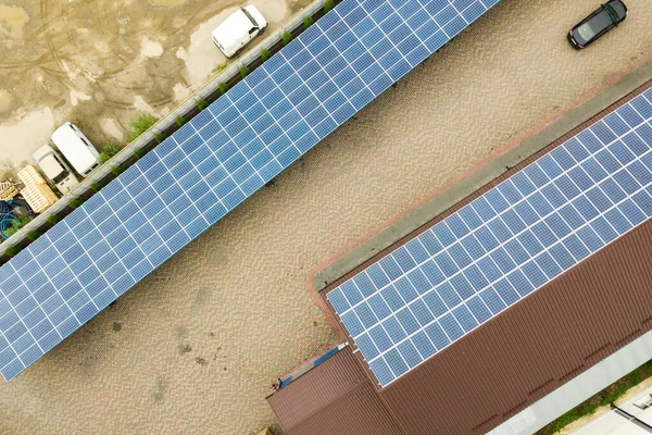 Αεροφωτογραφία Μονάδας Ηλιακής Ενέργειας Μπλε Φωτοβολταϊκά Πάνελ Τοποθετημένα Στέγη Βιομηχανικού — Φωτογραφία Αρχείου