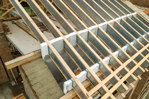 不锈钢屋面结构 用于未来屋面的施工 屋面金属屋架的研制 — 图库照片