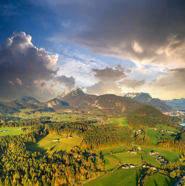 Αεροφωτογραφία Των Πράσινων Λιβαδιών Χωριά Και Δάση Στις Άλπεις Της — Φωτογραφία Αρχείου
