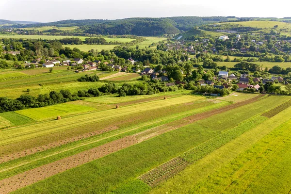 Vista Aérea Pequeño Pueblo Ganar Muchas Casas Campos Agrícolas Verdes — Foto de Stock