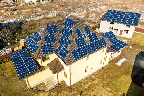 Çatıda Mavi Parlak Güneş Enerjili Voltaik Panelleri Olan Yeni Modern — Stok fotoğraf