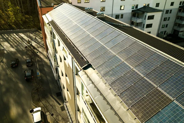 Vista Aerea Pannelli Fotovoltaici Solari Tetto Blocco Residenziale Produzione Energia — Foto Stock