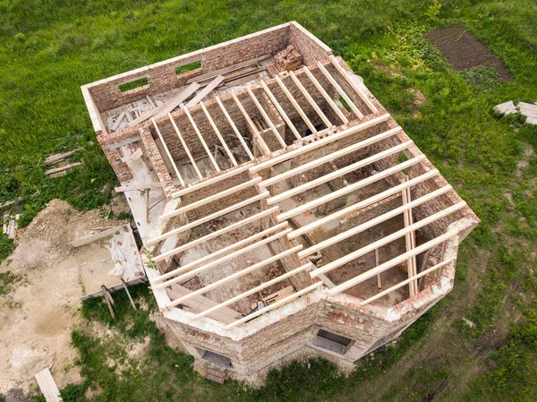 Letecký Pohled Cihlový Dům Dřevěným Stropním Rámem Výstavbě — Stock fotografie