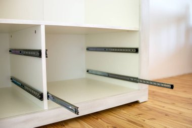 Çağdaş dolap dolabındaki ahşap çekmecenin kurulumunu kapat.