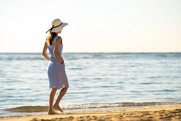 Giovane Donna Con Cappello Paglia Vestito Che Cammina Sola Sulla — Foto Stock