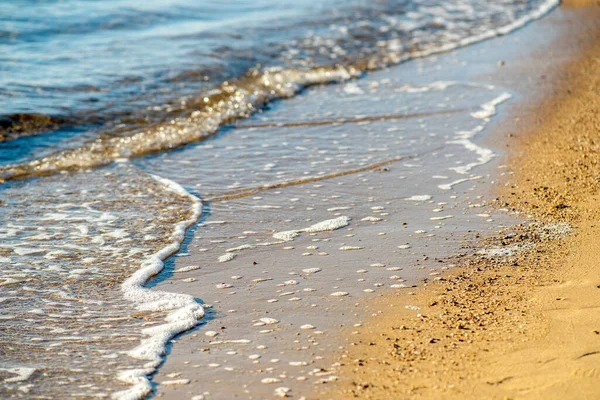 Primo Piano Piccole Onde Marine Con Acqua Limpida Blu Spiaggia — Foto Stock