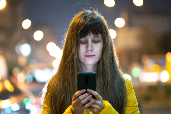 Молодая Красивая Женщина Помощью Мобильного Телефона Стоит Улице Города Ночью — стоковое фото