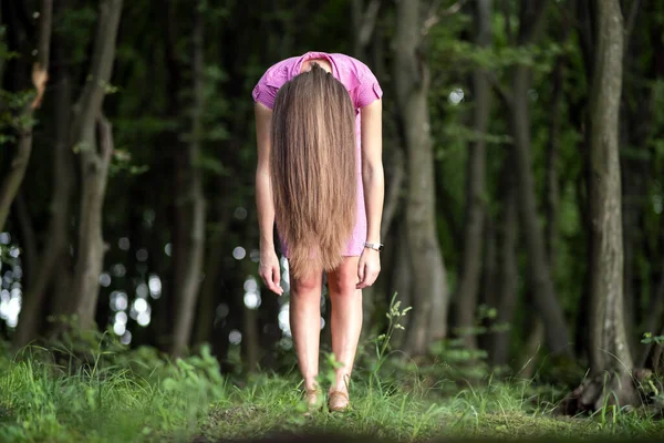 Przerażająca Kobieta Długimi Włosami Stojąca Pochylona Nastrojowym Ciemnym Lesie — Zdjęcie stockowe
