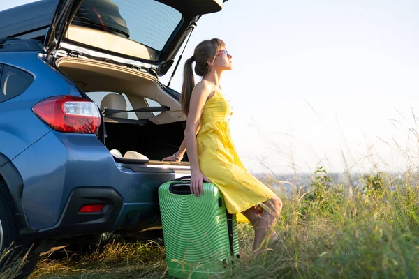 Die Junge Fahrerin Ruht Sich Sommerlicher Natur Auf Einem Grünen — Stockfoto