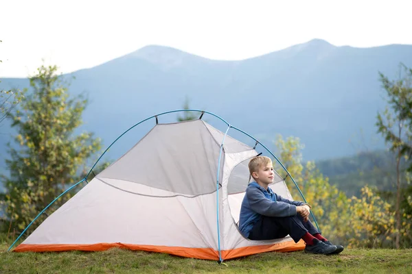 Szczęśliwy Chłopiec Odpoczywający Samotnie Namiocie Turystycznym Górskim Kempingu Cieszący Się — Zdjęcie stockowe