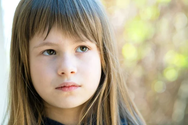 Portrait Jolie Enfant Fille Aux Yeux Gris Aux Longs Cheveux — Photo
