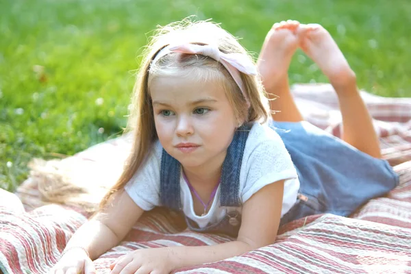 Retrato Menina Bonita Descansando Livre Parque Verão — Fotografia de Stock