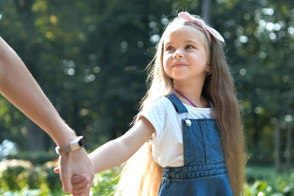 Young Mom Her Small Daughter Long Hair Walking Together Holding — Stock Photo, Image