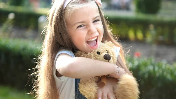 Όμορφο Κορίτσι Παίζει Αγαπημένο Της Αρκουδάκι Εξωτερικούς Χώρους Στο Πάρκο — Φωτογραφία Αρχείου