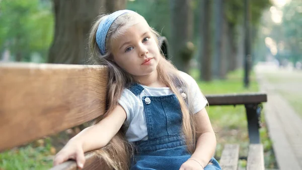 Malá Šťastná Holčička Sedí Lavičce Odpočívající Letním Parku — Stock fotografie