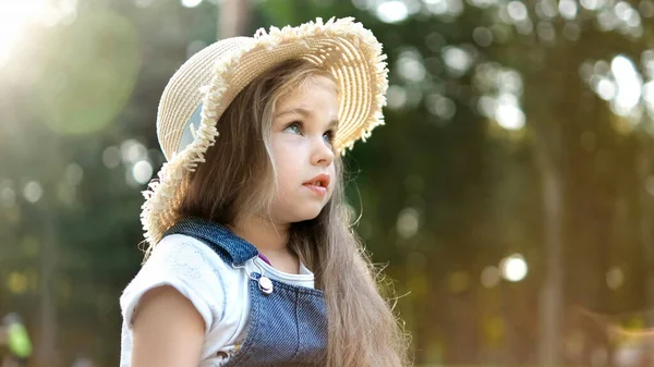 Feliz Niña Sombrero Paja Aire Libre —  Fotos de Stock