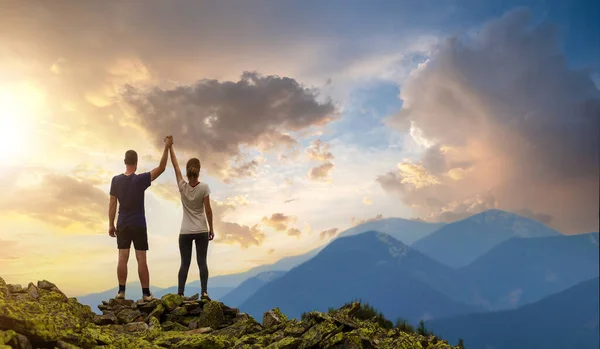 Vista Posterior Una Joven Pareja Excursionistas Pie Con Los Brazos — Foto de Stock