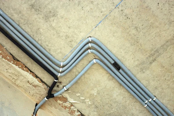 Câbles Électriques Posés Dans Ondulation Protectrice Installée Sur Plafond Mur — Photo