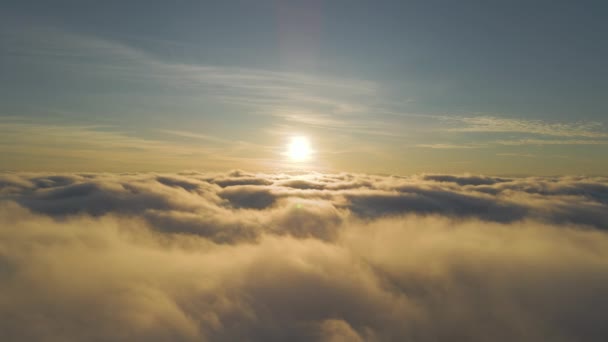 头顶蓝天的白色浓密云彩上明亮的黄色落日的空中景观 — 图库视频影像